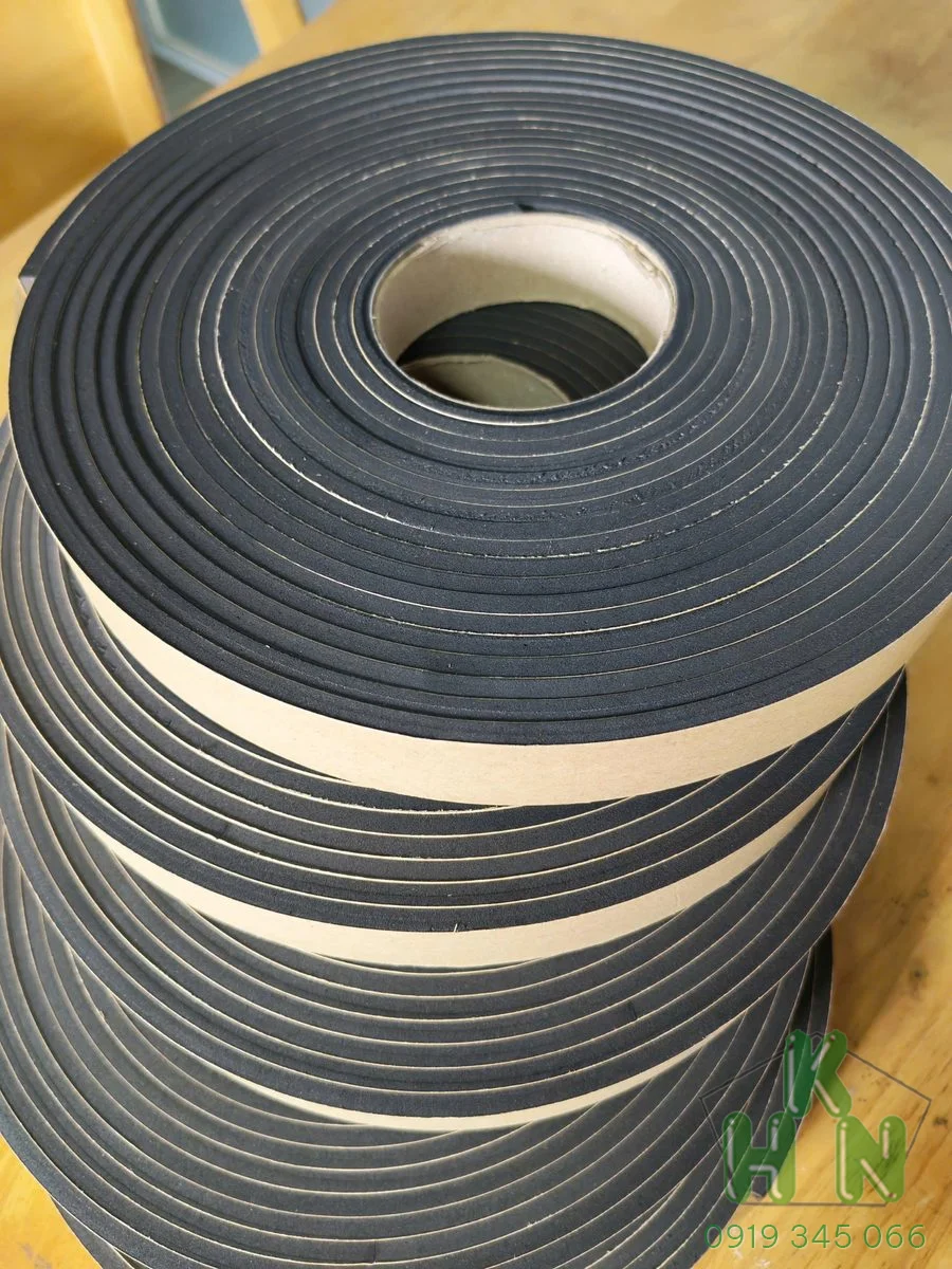 Cuộn xốp màu đen có giấy lót nhìn từ trên