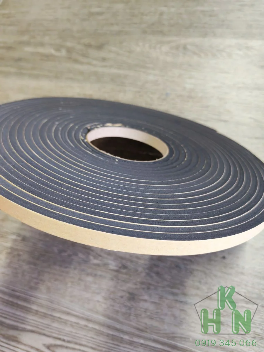 Cuộn dải xốp màu đen trên mặt bàn