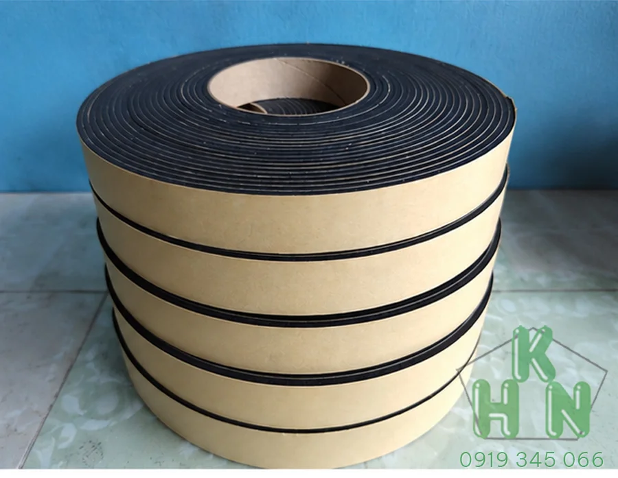 Cuộn ron dạng dải màu đen với lớp giấy lót